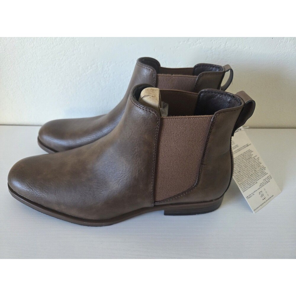 Amazon Essentials Brown Chelsea Boots Synthetic Upper Pull On Round Toe Ankle